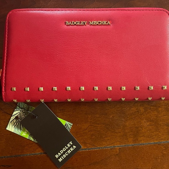 Badgley Mischka set. NWT. Tote bag and wallet. Has lap top pocket.  MRSP $208 - Picture 6 of 9